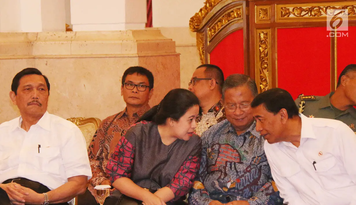 Menko Maritim Luhut Pandjaitan, Menko PMK Puan Maharani, Menkopolhukam Wiranto, dan Menko Perekonomian Darmin Nasution saat mengikuti rapat sidang kabinet paripurna membahas RAPBN Tahun 2018 di Istana Negara, Senin (24/7). (Liputan6.com/Angga Yuniar)