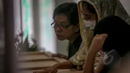 Seorang kerabat terlihat menangis saat berdoa di depan peti jenazah terpidana mati Sylvester Obiekwe di Rumah Duka RS PGI Cikini, Jakarta, Kamis (30/4/2015). Jenazah Sylvester hari ini dipulangkan ke negara asalnya, Nigeria. (Liputan6.com/Faizal Fanani)