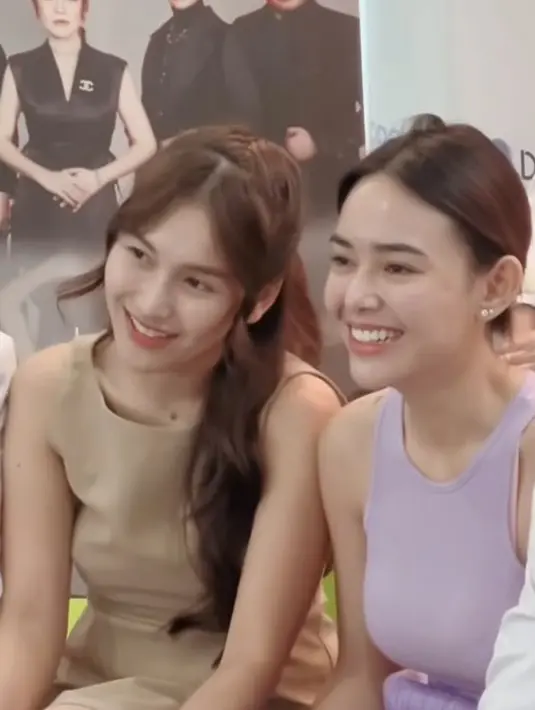 Tampak Ayu Ting Ting melengkapi tampilannya dengan kalung berliontin minimalis. Dan Amanda Manopo mengenakan anting-anting silver minimalis. [@ayutingting92]