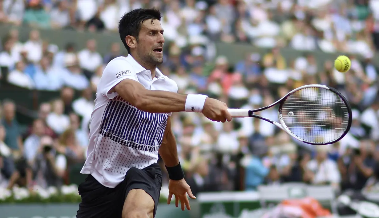 Petenis Serbia, Novak Djokovic, saat bertanding melawan petenis Argentina, Diego Schwartzman pada Prancis Terbuka 2017 di Stadion Roland Garros, Paris, Jumat (02/06/2017). (AFP/Christophe Simon)