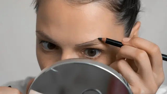 Daily Makeup Routine yang Nggak Boleh Ketinggalan untuk Memulai Hari, Bikin Tampilan jadi Cantik Natural