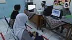 Panitia melayani calon siswa saat pengurusan Penerimaan Peserta Didik Baru (PPDB) di SMPN 60 Jakarta, Rabu (17/6/2020). Sejumlah sekolah di DKI Jakarta, salah satunya SMPN 60 Jakarta, membuka penerimaan peserta didik baru sejak 15 Juni 2020. (Liputan6.com/Herman Zakharia)