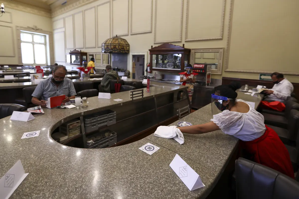 FOTO: Penampilan Pelayan Restoran Meksiko Cegah COVID-19