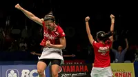 Ekspresi Greysia Polii/Nitya Krishinda ganda puteri Indonesia melaju ke final dengan mengalahkan  Yu Yang/Zhong Qianxin di semifinal BCA Indonesia Open Premier Super Series 2015 di Istora Senayan Jakarta. (Peksi Cahyo/Bola.com)