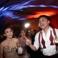 Mahalini Raharja tampil dengan pesona yang berbeda saat after party pernikahannya. [@dianamputri]