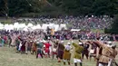Sejumlah Warga mengarahkan panah saat mereka ulang Pertempuran Hasting di Battle, Inggris, (15/10). Pertempuran ini  terjadi akibat adanya perebutan kekuasaan. (REUTERS/Neil Balai)
