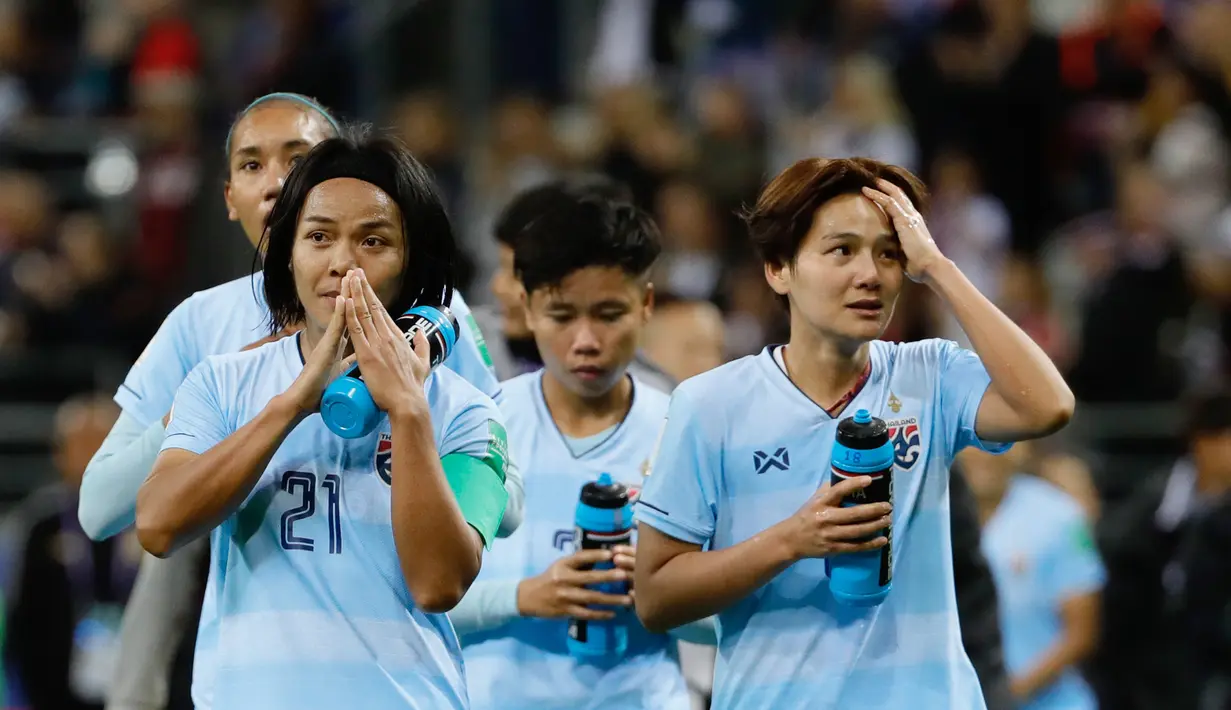 Pemain Thailand menangis usai pertandingan melawan Amerika Serikat pada grup F Piala Dunia Wanita Prancis 2019 di Stadion Auguste-Delaune di Reims, Prancis (11/6/2019). Amerika Serikat berhasil menang telak atas Thailand dengan skor 13-0. (AFP Photo/Thomas Samson)