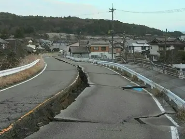 Tangkapan layar dari rekaman video AFPTV yang diambil pada 2 Januari 2024 menunjukkan retakan di jalan di kota Nanao, prefektur Ishikawa, Jepang setelah gempa besar berkekuatan magnitudo 7,5 melanda wilayah tersebut pada Hari Tahun Baru. (Fred Mery / AFPTV / AFP)