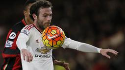 Pemain MU, Juan Mata, mengontrol bola saat laga melawan Bournemouth pada Liga Premier Inggris di Stadion Vitality, Inggris, Sabtu (12/12/2015). (AFP/Adrian Dennis)