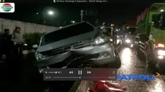 Kejadian nahas itu terjadi dini hari tadi. Saat itu, mobil tengah keluar dari pintu Tol Slipi menuju Tomang.