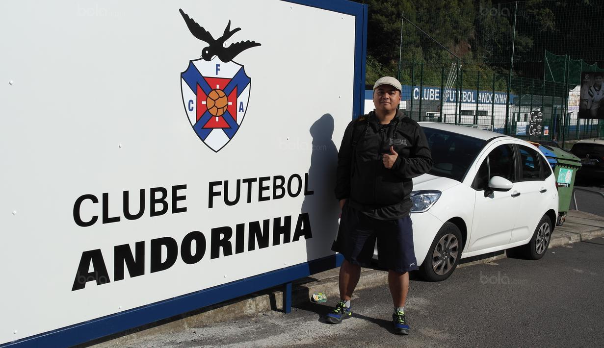 Jurnalis Bola.com, Reza Khomaini, berpose di depan klub sepak bola CF Andorinha di Kawasan San Antonio, Funchal, Portugal. Klub tersebut merupakan tempat awal Cristiano Ronaldo meniti karir sebagai pesepak bola. (Bola.com/Reza Khomaini)