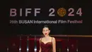 <p>Saat hadir di red carpet BIFF 2024, Shenina Cinnamon tampil memukau dengan slit gaun warna coklat spaghetti strap. Gaun yang dibuat oleh Hian Tjen ini dipadukan aksesori kalung silver dan anting serupa. Mengenakan heels nude. [@sheninacinnamon]</p>