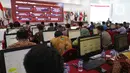 Sejumlah petugas melakukan pemantauan rekapitulasi penghitungan suara secara nasional pada Pemilihan Kepala Daerah (Pilkada) Serentak 2024 melalui aplikasi Sirekap di ruang monitoring tabulasi suara Komisi Pemilihan Umum (KPU) Republik Indonesia, Jakarta, Jumat (29/11/2024). (Liputan6.com/Angga Yuniar)