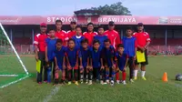Lima legenda Persik, seperti Musikan dan Harianto, ditugasi menyeleksi siswa SD di Kediri untuk program Football Class. (Bola.com/Robby Firly)