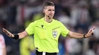 UEFA akhirnya resmi menentukan wasit yang akan memimpin jalannya laga final Euro 2024. Wasit asal Prancis, Francois Letexier dipilih untuk mengadili duel Spanyol vs Inggris. (AFP/Kirill Kudryavtsev)
