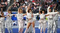 Lalisa Manobal atau dikenal sebagai Lisa berhasil mencuri perhatian dalam upacara pembukaan Piala Dunia 2026 yang berlangsung di Amerika Serikat. (AFP/Getty Images/Stu Forster)