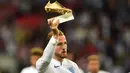 Striker Inggris, Harry Kane, memamerkan trofi Golden Boot sebelum melawan Spanyol pada laga UEFA Nation League di Stadion Wembley, London, Sabtu (8/9/2018). Inggris kalah 1-2 dari Spanyol. (AFP/Glyn Kirk)