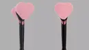 Lightstick BLACKPINK ini sendiri berbentuk seperti palu yang berbentuk hati. Lightstick ini berwarna hitam dan pink, seusai dengan nama grupnya. (Foto: instagram.com/ygselect)