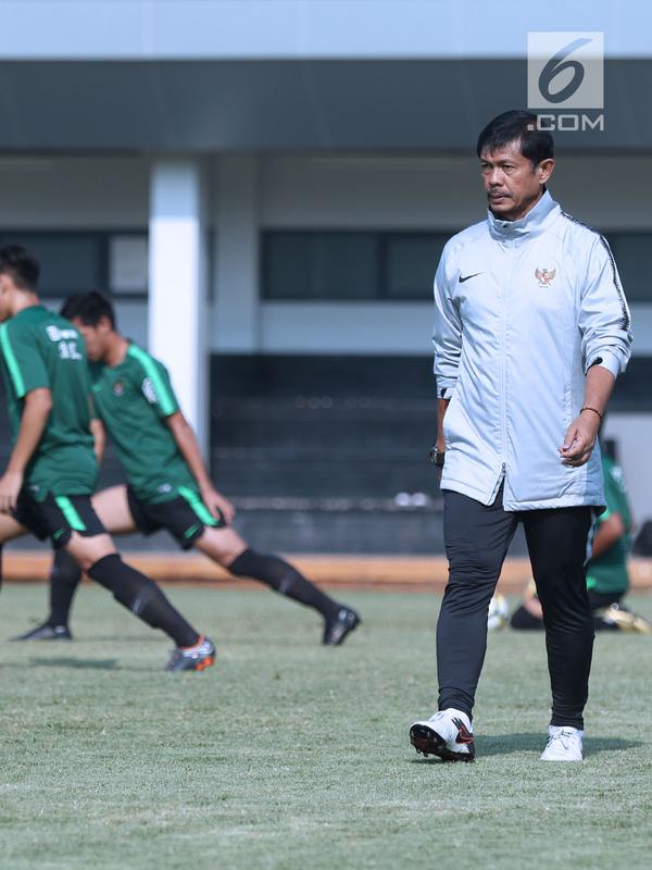 Pelatih Timnas Indonesia U-19, Indra Sjafri saat memimpin latihan di Lapangan B Kompleks GBK, Jakarta, Selasa (18/9). Latihan ini persiapan  PSSI Anniversary Cup U-19 dan Piala AFC U19. (Liputan6.com/Helmi Fithriansyah)