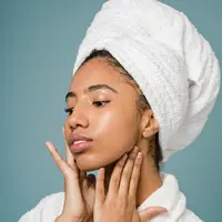 Ilustrasi memakai skincare di leher. (Copyright Pexels/Sora Shimazaki)