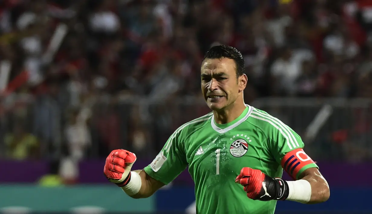 Ekspresi kiper Mesir, Essam El Hadary usai timnya mencetak gol ke gawang Uganda pada laga kualifikasi Piala Dunia 2018 di Borg El Arab Stadium, Alexandria, Mesir (5/9/2017). Mesir menang 1-0. (AFP/Khaled Desouki)