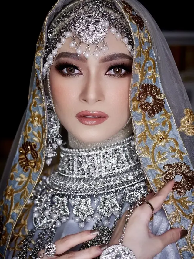 6 Potret Terbaru Valda Alviana Mantan Istri Reza DA dengan Busana India