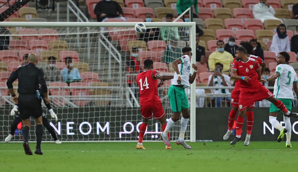 Para pemain menyaksikan bola mengarah ke gawang saat Arab Saudi melawan Oman pada pertandingan sepak bola Kualifikasi Piala Dunia 2022 di Stadion King Abdullah Sport City, Jeddah, Arab Saudi, 27 Januari 2022. Arab Saudi menang 1-0. (AFP)