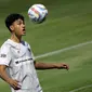 Pemain Timnas Indonesia, Rafael Struick saat menjalani sesi latihan di Lapangan A Gelora Bung Karno (GBK), Senayan, Jakarta Pusat, Kamis (15/6/2023) sore WIB. Latihan dilakukan sebagai persiapan menghadapi Timnas Argentina pada laga persahabatan FIFA Matchday, 19 Juni 2023 di Stadion Utama Gelora Bung Karno. (Bola.com/Bagaskara Lazuardi)