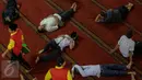 Petugas berjalan diantara warga yang tengah tertidur di Masjid Istiqlal, Jakarta, Jumat (19/6/2015). Waktu luang diisi warga dengan berbaring dan beristirahat di masjid sambil menunggu waktu berbuka puasa. (Liputan6.com/Faizal Fanani)