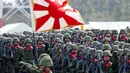 Pasukan bela diri Jepang unit infantri berbaris saat upacara tahunan Pasukan Bela Diri (SDF) di Pangkalan Asaka, Jepang(23/10). Upacara ini dihadiri oleh Perdana Menteri Jepang Shinzo Abe. (Reuters/Kim Kyun-Hoon)