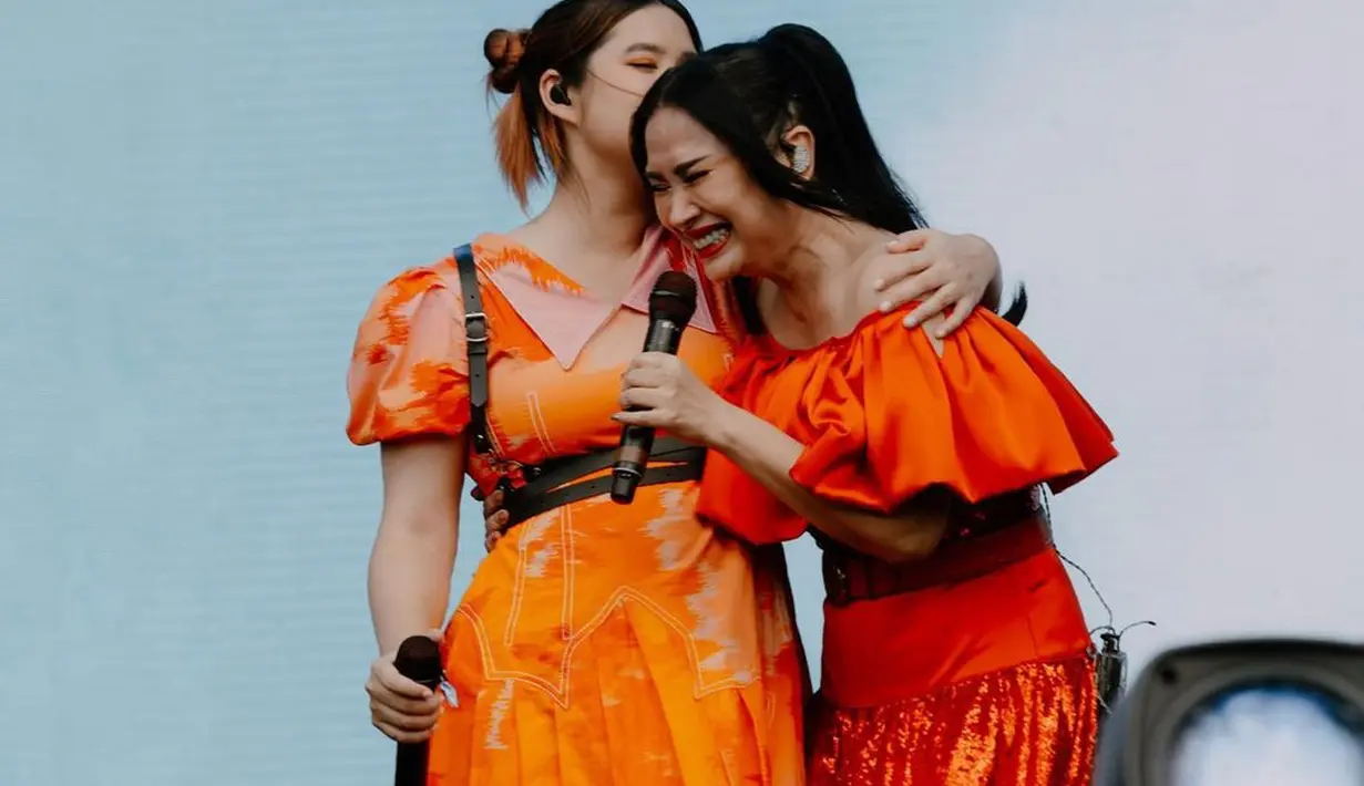 Stephanie mengenakan sebuah gaun dengan detail pita yang manis di bagian depan dada. [Foto: Instagram/stephaniepoetri]