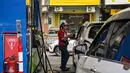 Serangan tersebut memicu aksi balasan keras dari pemerintah Iran. Tampak dalam foto, seorang karyawan mengisi bensin di sebuah Stasiun Pengisian Bahan Bakar Umum (SPBU) di Surabaya, Jawa Timur, pada Senin 9 Maret 2026. (JUNI KRISWANTO/AFP)