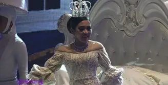 Syahrini terlihat seperti sang ratu di konsernya yang bertajuk ‘Dream Big’ di SCTV. Selain kostum yang didesain oleh desainer top Indonesia, Syahrini kabarnya menggunakan mahkota seberat 7 kilogram.