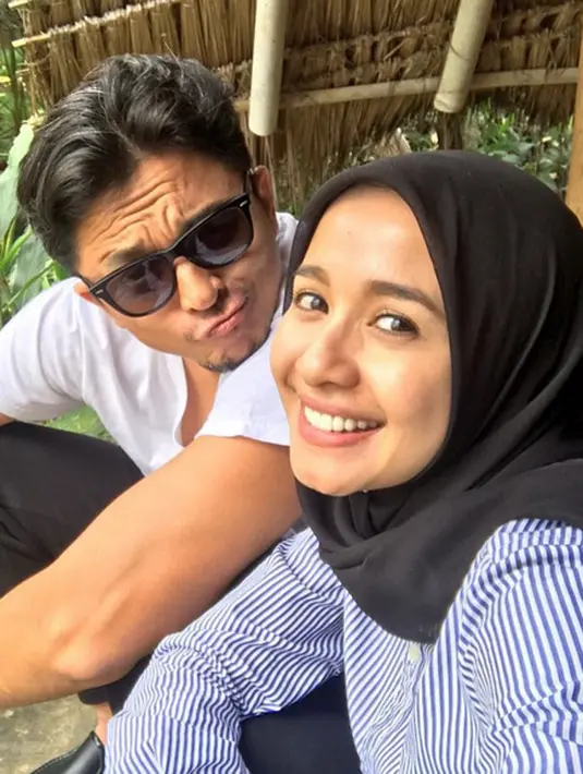 Di foto ini Bella dan Emran begitu terlihat semringah. Ternyata sebelumnya, ayah Bella telah meretui Emran menikahi anak perempuannya. “Bandung 9/7/2017. After Bella's father says i can marry his daughter,” tulisnya. (Instagram/iamkumbre)