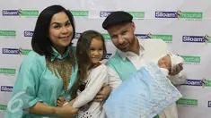 Presenter Melaney Ricardo bersama suaminya, Tyson Lynch serta putri sulung dan bayi laki-laki mereka, Chloe dan Courage Jordan Lynch, berfoto bersama usai konferensi pers di RS Siloam Kebon Jeruk, Jakarta, Kamis (5/5). (Liputan6.com/Herman Zakharia)