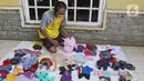 Sejumlah koleksi kostum kucing rancangan Fredi Lugina Priadi di rumah industri di Desa Jampang, Kabupaten Bogor, Selasa (8/12/2020). Fredi merancang kostum unik untuk kucing seperti baju dokter atau superhero dengan harga yang berkisar dari Rp38 ribu hingga Rp1,5 juta. (Liputan6.com/Herman Zakharia)