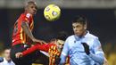 Pemain Benevento, Bryan Dabo, berusaha menyundul bola saat melawan Lazio pada laga Liga Italia di Stadion Vigorito, Rabu (16/12/2020). Kedua tim bermain imbang 1-1. (Alessandro Garofalo/LaPresse via AP)