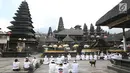 Sejumlah umat Hindu melakukan sembahyang di komplek Pura Besakih, Rendang, Bali, Minggu (3/12). Komplek Pura Besakih yang masuk dalam zona Kawasan Rawan Bencana (KRB) 3 terlihat sepi dari aktivitas ibadah serta wisatawan. (Liputan6.com/Immanuel Antonius)