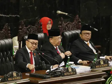 Ketua MPR Zulkifli Hasan saat mengetuk palu dalam Sidang Tahunan MPR RI Tahun 2017 di Gedung Parlemen Senayan, Jakarta, Rabu (16/08). (Liputan6.com/Johan Tallo)