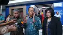 Menristek-Dikti Muhammad Nasir (tengah) bersama Ketua yayasan Akademi Televisi Indonesia (ATVI) Maria Suryani (kanan) memberikan keterangan kepada wartawan usai kuliah perdana di studio Indosiar, Jakarta, (31/8). (Liputan6.com/Angga Yuniar)