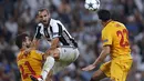 Pemain Juventus, Giorgio Chiellini, berebut bola dengan pemain Sevilla pada laga Liga Champions Grup H di Juventus Stadium, Turin, Kami (15/9/2016) dini hari WIB. (AFP/Marco Bertorello)