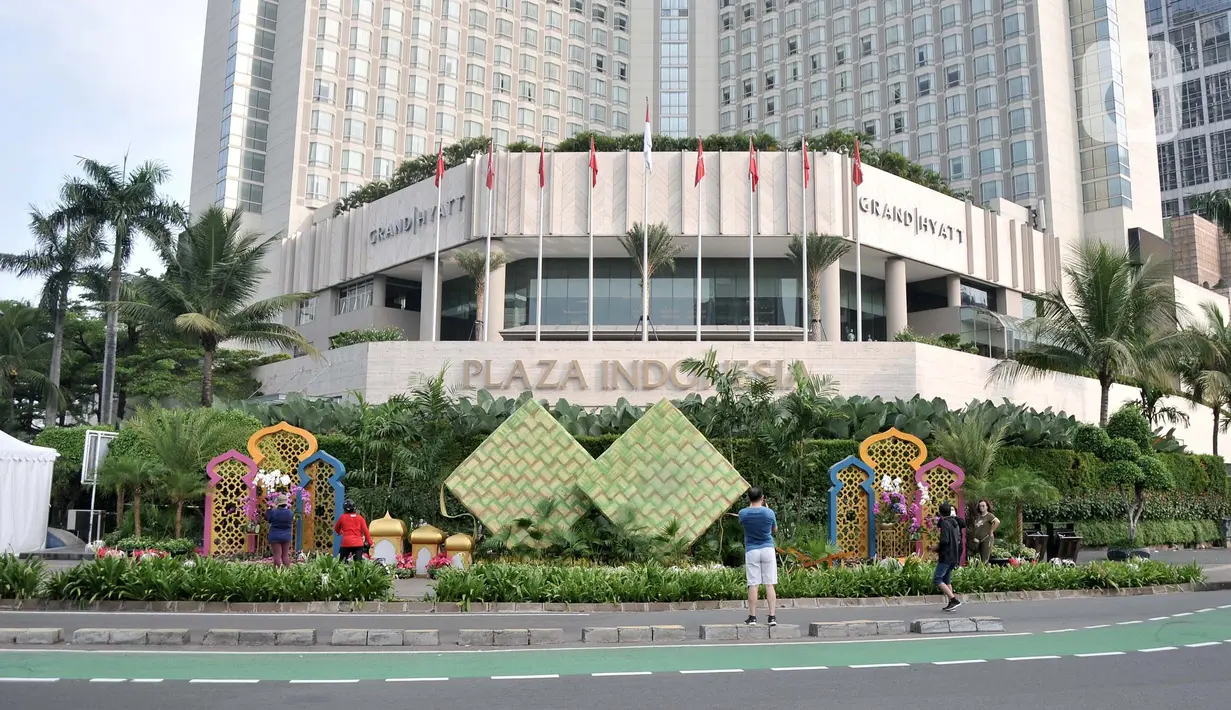 <p>Warga berfoto saat arus lalu-lintas di Jalan Jenderal Sudirman, Jakarta, Senin (2/5/2022). Hiruk-pikuk kemacetan lalu-lintas di Ibu Kota berubah lengang saat sebagian besar warga mudik ke kampung halaman untuk merayakan Idul Fitri 1443 Hijriah. (merdeka.com/Iqbal S. Nugroho)</p>