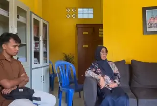 Guru di Sukabumi bikin video menyuapi siswi. (Liputan6.com/Fira Syahrin)