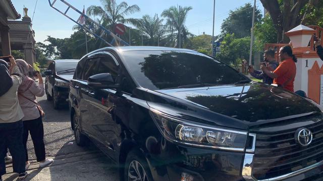 KPK menyita sejumlah dokumen usai pemeriksaan pimpinan  PTPN XI di Surabaya. (Dian Kurniawan/Liputan6.com)