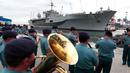 Personel TNI AL menyambut kedatangan kapal komando Amerika Serikat USS Blue Ridge (LCC-19) di dermaga JICT 2, Pelabuhan Tanjung Priok, Jakarta, Rabu (1/5/2019). Kunjungan kapal komando Armada ke-7 AS itu dalam rangka peringatan ke-70 tahun hubungan diplomatik Indonesia dan AS. (AP/Dita Alangkara)