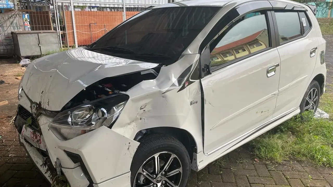 Kondisi mobil yang pengemudinya salah ijak rem dan masuk ke sungai di Banyuwangi. (Istimewa)