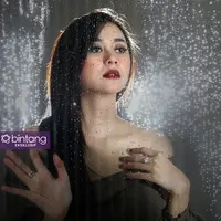Aura Kasih. (Fotografer: Bambang E. Ros, Stylist : Indah Wulansari, Digital Imaging: Muhammad Iqbal Nurfajri/Bintang.com)