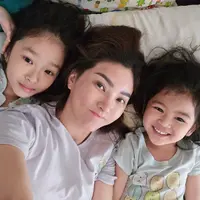Potret Sarwendah bersama anak-anaknya. [Foto: Instagram/sarwendah29]