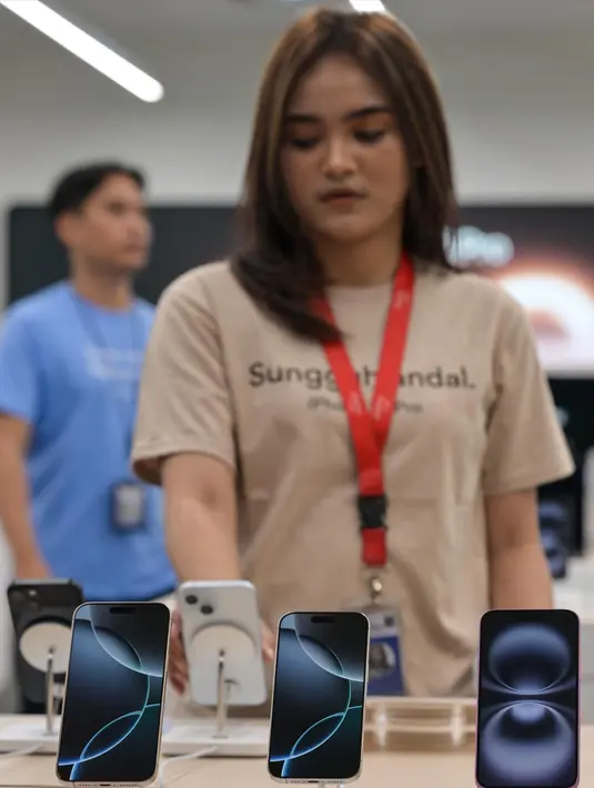 Larangan tersebut dikarenakan Apple gagal memenuhi persyaratan Tingkat Komponen Dalam Negeri (TKDN) yang mewajibkan setidaknya terdapat 35% komponen dalam perangkat yang dijual di Indonesia berasal dari dalam negeri. (BAY ISMOYO/AFP)