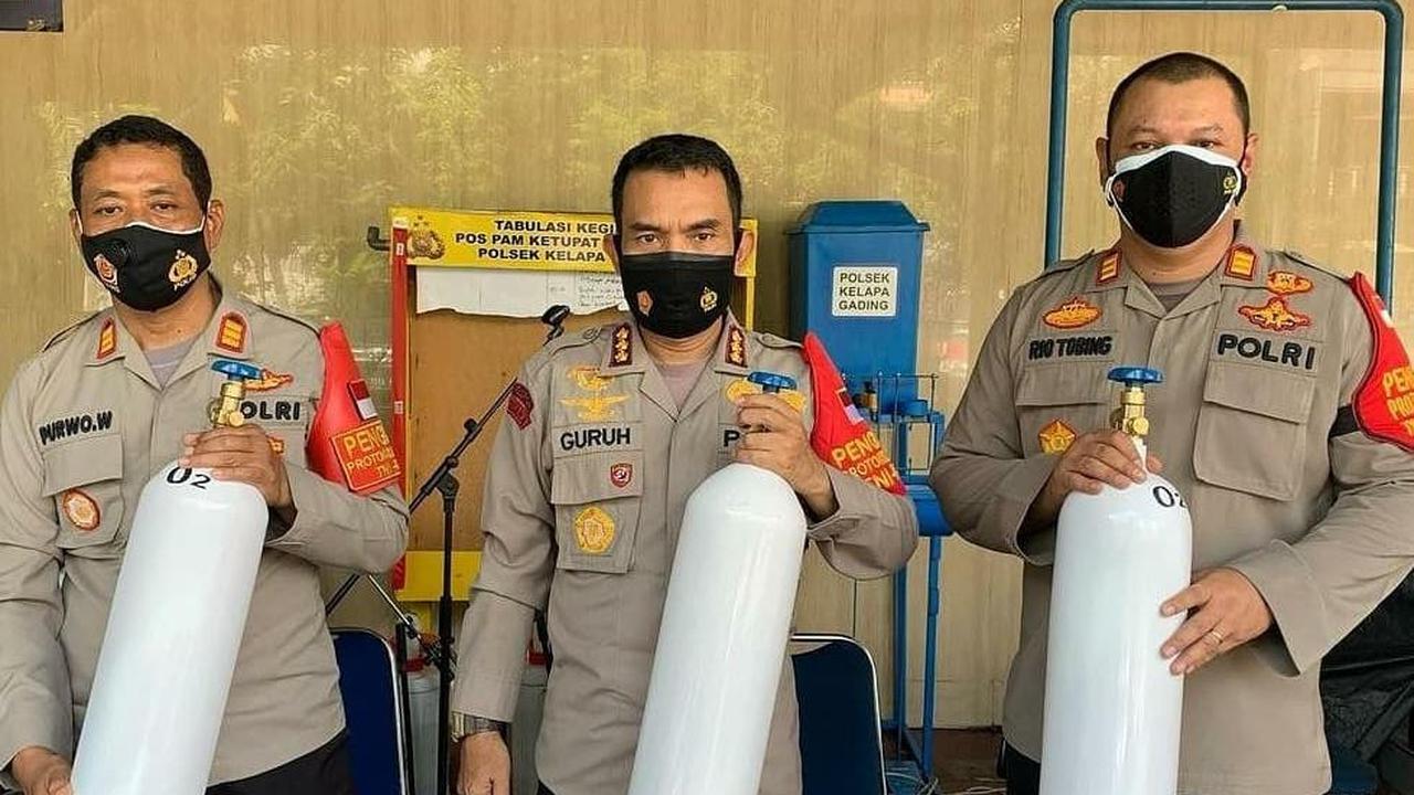 Polsek Kelapa Gading meminjamkan tabung oksigen untuk pasien Covid-19 yang sedang menjalani isolasi mandiri.